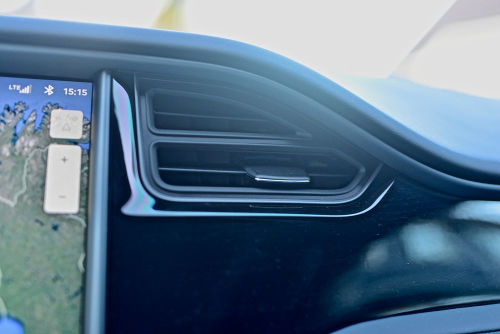 Tesla Model S har manuelt innstillbare dyser for AC-anlegget.