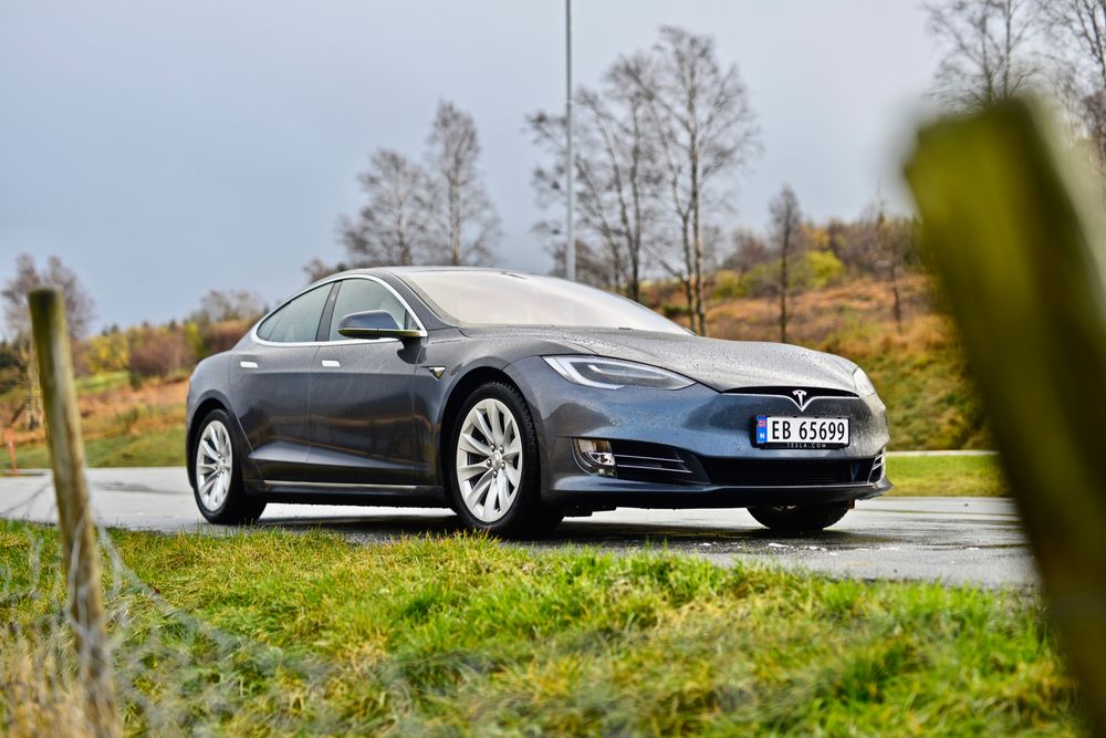 Model S på rasteplass ved Storrsheivatnet i Bjerkreim kommune i Rogaland.