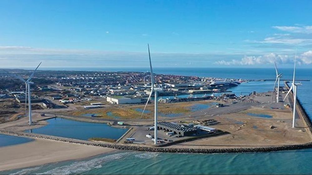 Havnen i Hirtshals på nordspissen av Jylland har fire vindturbiner som forsyner havnekraner, biler og skip med fornybar kraft. 