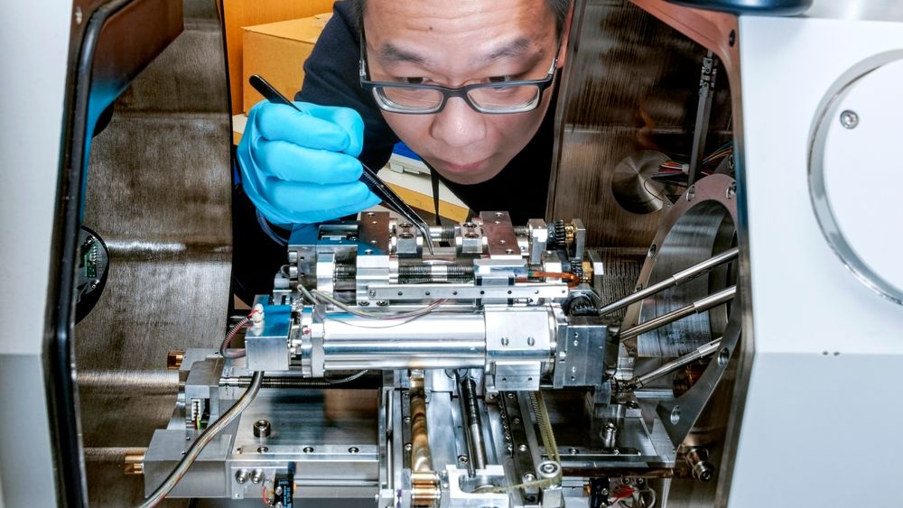 Her monterer post.dok Dong Wang mikrsostrekkmaskinen i et skaningelektronmikroskop. Dette kan registrere sammenhengene mellom spenning og tøyning, som er viktig for å forstå oppførselen til et materiale, ikke minst hvordan hydrogen påvirker egenskapene. Hele forløpet dokumenteres med både bilder og video, så kan forskerne teste med og uten hydrogen, og se forskjellene.