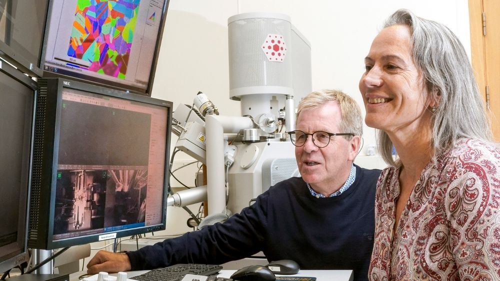Professor Roy Johnsen og seniorforsker Vigdis Olden studerer resultatene av en test fra skanningelektronmikroskopet, ofte kalt SEM, som sees bak dem. Øverste høyre skjerm viser et Electron BackScatter Diffraction-bilde som gir forskerne informasjon om mikrostrukturen i metalliske materialer.