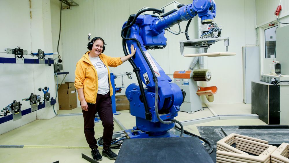 Aud Elin Fjellkårstad er operatør for denne roboten som pusser trekomponenter til Stressless spisestuestoler.