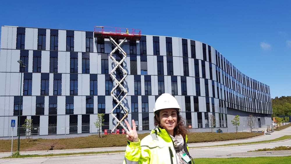 Oljedirektoratet i Stavanger har fått 1050 kvadratmeter med bygningsintegrerte solceller. Ana Chagas fra FUSen viser stolt fram resultatet.