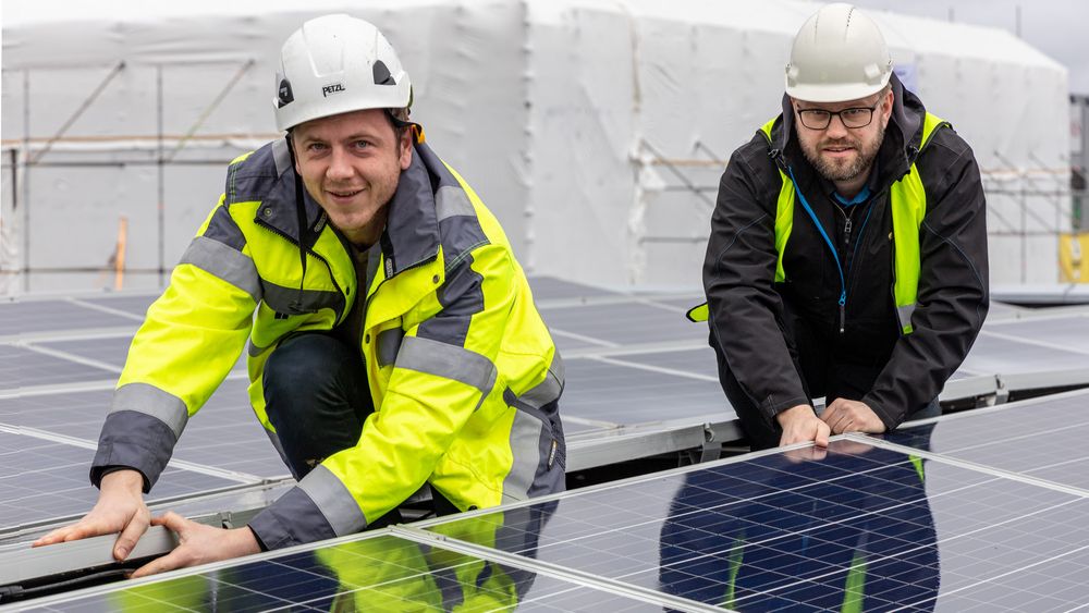Ulrik Rør (t.v.) og Carl Christian Strømberg i Solcellespesialisten kan estimere hva du kan produsere av strøm på ditt bygg — uansett hvor i Norge det er.