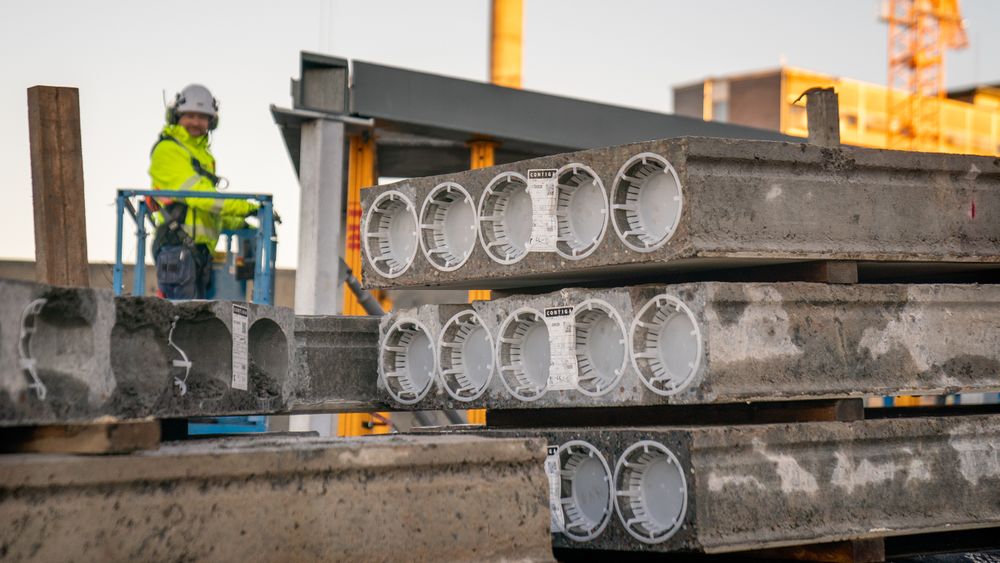 Skanska har sammen med Omsorgsbygg og Contiga, i tillegg til flere andre partnere, hatt et pilotprosjekt om ombruk av betonghulldekker. Nå forbereder EU oppdatert regelverk som skal lette ombruk av gamle komponenter.
