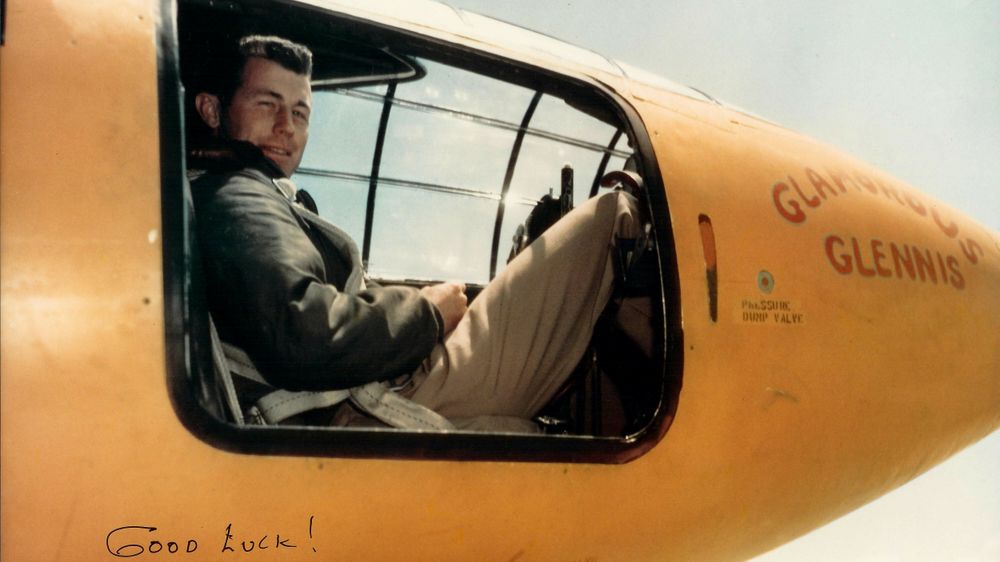 Chuck Yeager i Bell X-1-cockpiten.