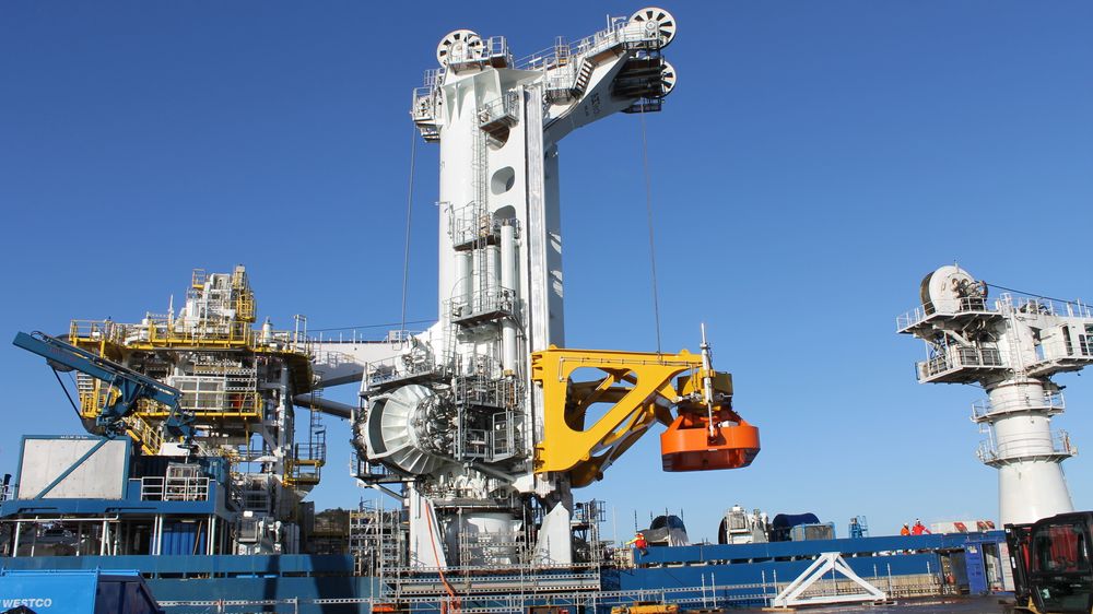 Det spesialbygde løftetårnet på konstruksjonsskipet North Sea Giant bruker sekundærregulert motor, som uslåelig når det kommer til presisjon og effektivitet. 
