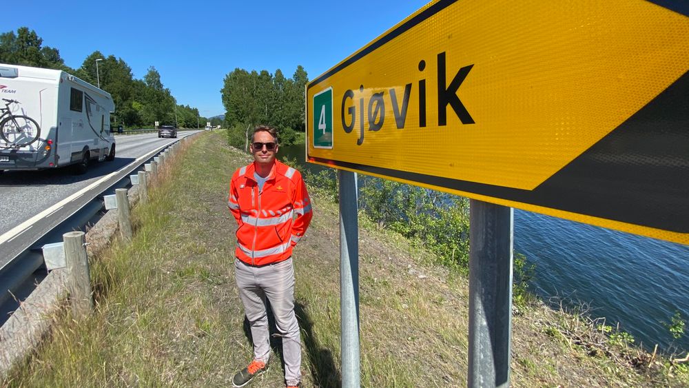 Statens vegvesen og planleggingsleder Jon Rabben Lundby mener smal firefeltsvei på riksvei 4 Gjøvik-Mjøsbrua vil kutte kostnadene med en halv milliard kroner.
