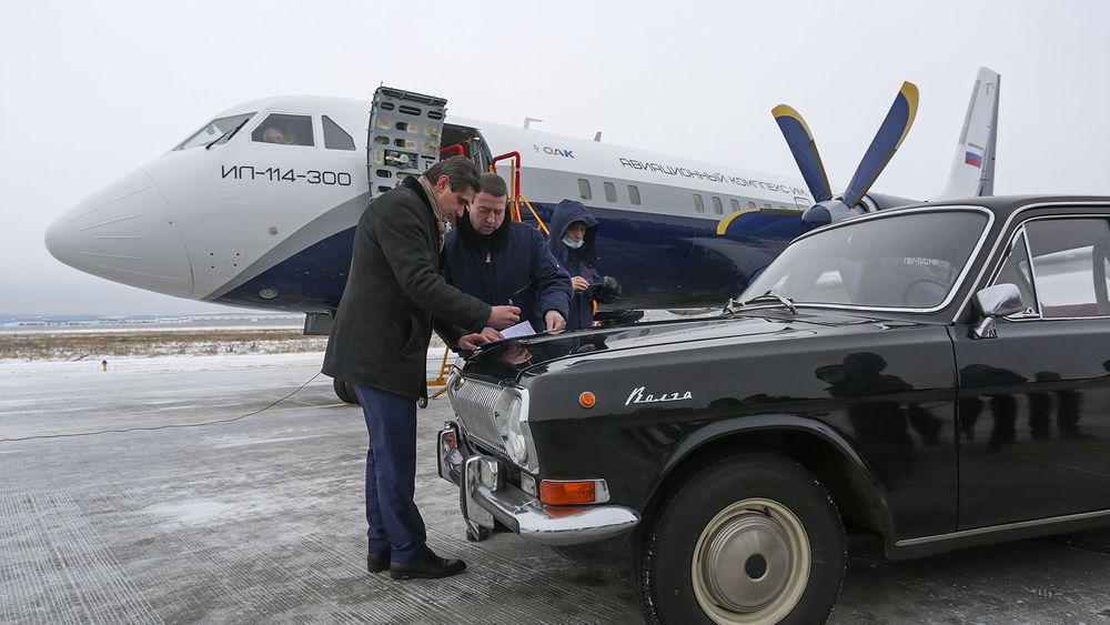 Panseret på en GAZ-24 Volga brukes som skriveunderlag etter den første flygningen med Il-114-300.