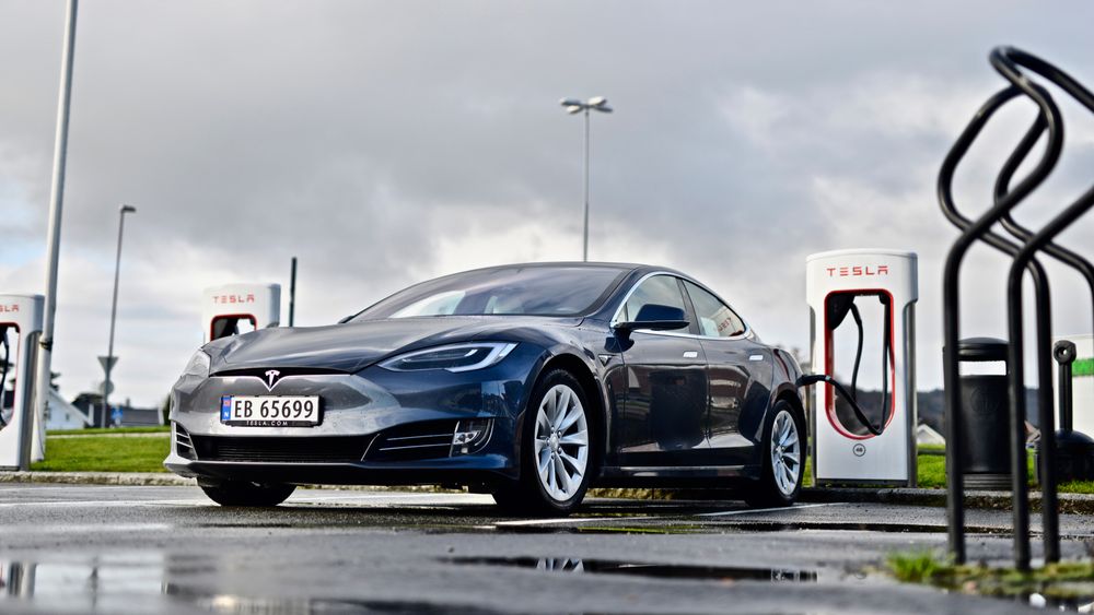 Tesla Model S ved en Supercharger i Lyngdal.
