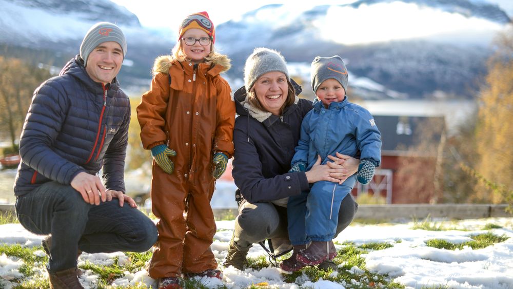 Tor Martin Iversen og Ingeborg Lunde ville at barna Kjersti (4) og Johannes (2) skulle få den samme landlige oppveksten som de selv hadde. – Her har vi funnet en base som er hjemme, og nær naturen og alle aktivitetene vi er glade i å drive med, sier de.