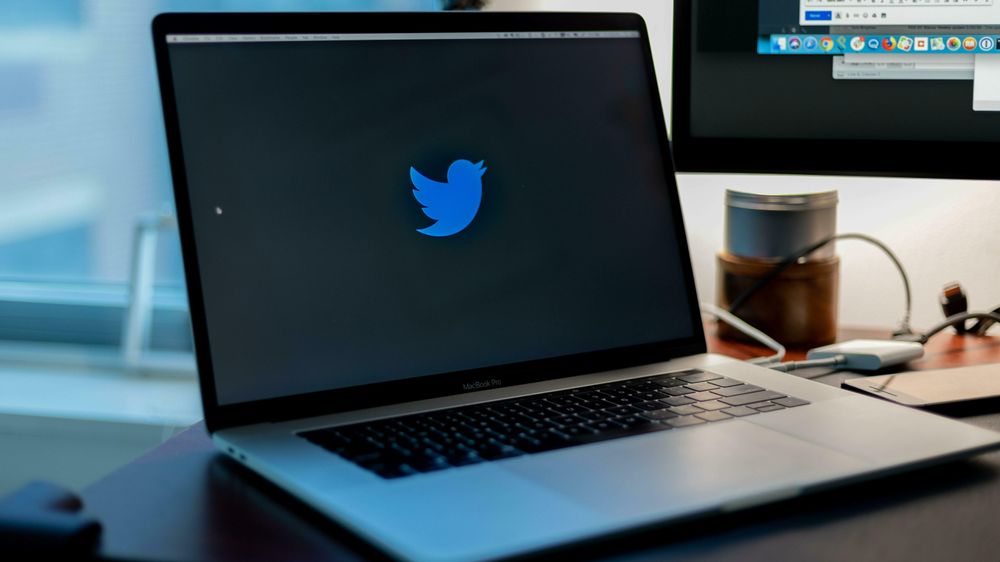 Twitter saksøkes på grunn av tjenestens antydning om at publisert materiale var blitt gjort tilgjengelig via hacking. 
