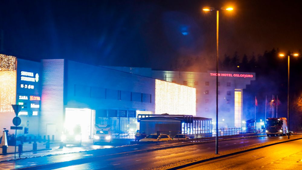 Det var stor røykutvikling da det brant i en bil i parkeringshuset på Sandvika storsenter.