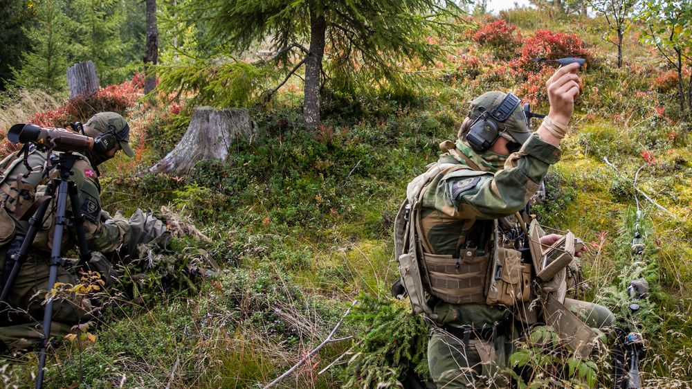 Soldater fra Telemark bataljon trener med nanodronen Black Hornet som brukes til oppklaring.