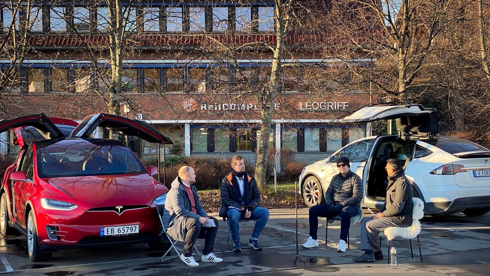 Elbil - teknisk sett. Marius Valle og Mathias Klingenberg snakker med Kjell-Arne Wold, som var med på å starte opp Tesla i Norge, og Satheesh Varadharajan, som leder Tesla Owners Club Norway.