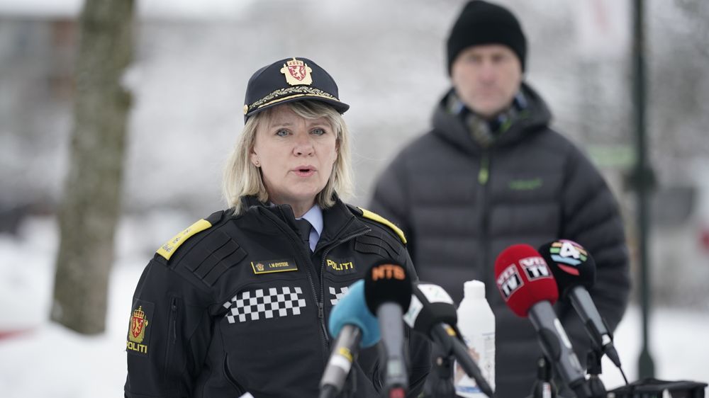Politimester i Øst politidistrikt Ida Melbo Øystese sa tirsdag at det ikke lenger er håp om å finne overlevende i skredet i Gjerdrum. Gjerdrum-ordfører Anders Østensen i bakgrunnen.
