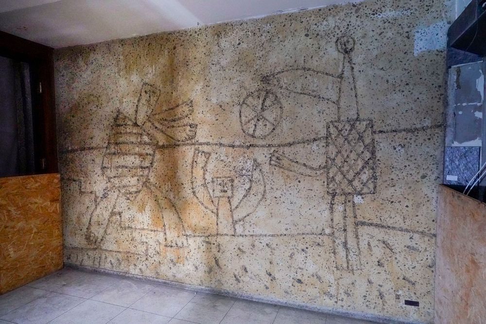 Et kunstverk i sandblåst betong laget av Pablo Picasso og Carl Nesjar befinner seg ved siden av heissjakta. Dette og flere andre kunstverk, som er en del av Høyblokka, skal tas vare på.