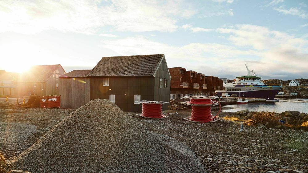 Tomta gjøres klar ved fergekaien i Nordrevågen. Her skal batteripakken med tilhørende kraftelektronikk for nettstøtte utplasseres. Det blir samtidig gjort plass til utstyr for fergelading.