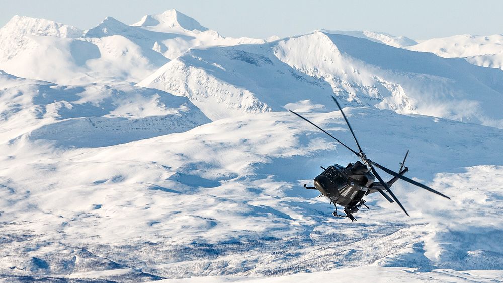 Et Bell 412 transporterer soldater fra Hæren under øvelsen Cold Response i 2014.