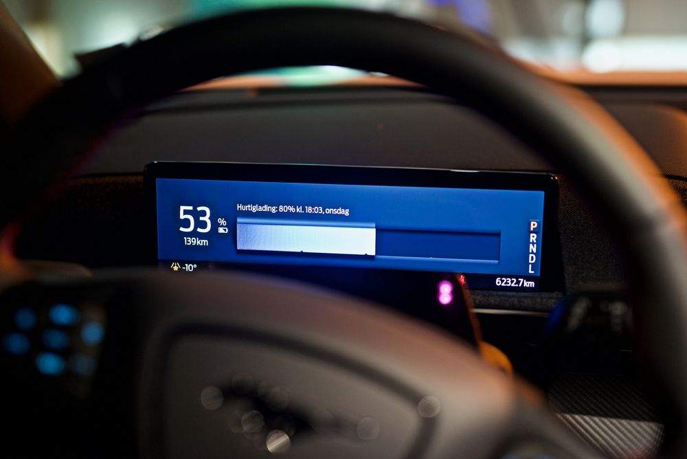 Den 10,2 tommers store skjermen foran føreren gir verdifull informasjon under kjøring.