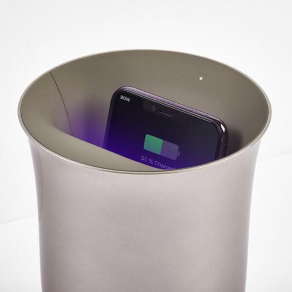 Desinfeksjon og lading har blitt en ny hot kombinasjon. Her plasserer du telefonen i en vaselignende eske fra Lexon, som desinfiserer telefonen med UV-lys mens du lader den.
