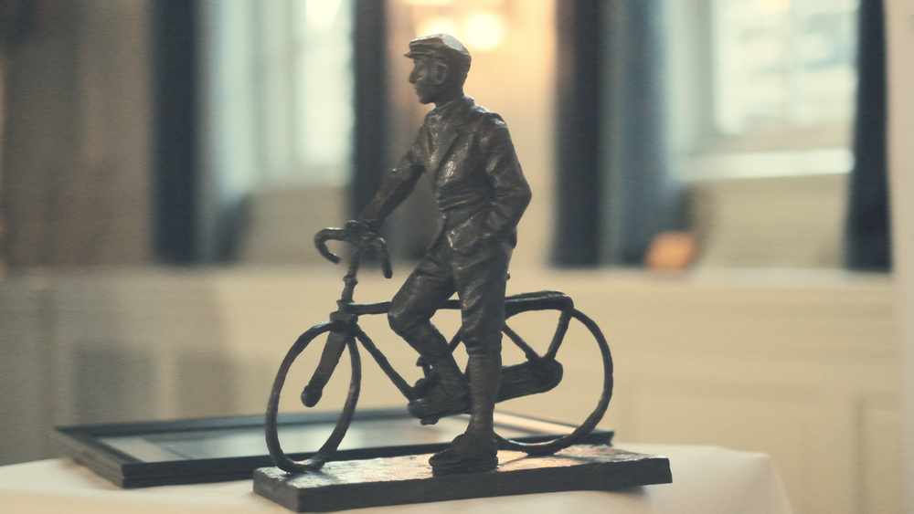 Det synlige beviset på Sønstebyprisen er en kopi av «Mannen på sykkelen», statuen av Gunnar Sønsteby signert av billedkunstneren Per Ung. Statuen står nå på Karl Johan, der Gunnar Sønsteby bevitnet tyske soldater som marsjerte inn i Oslo 9. april 1940..