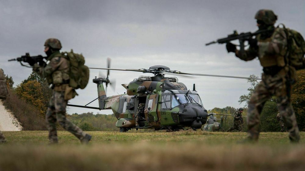 Soldater fra den franske hæren trener med NH90 TTH (taktisk transporthelikopter).