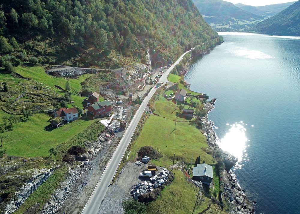 Dronefoto viser veganlegget under utbygging, med Vik i Sogn i bakgrunnen. 