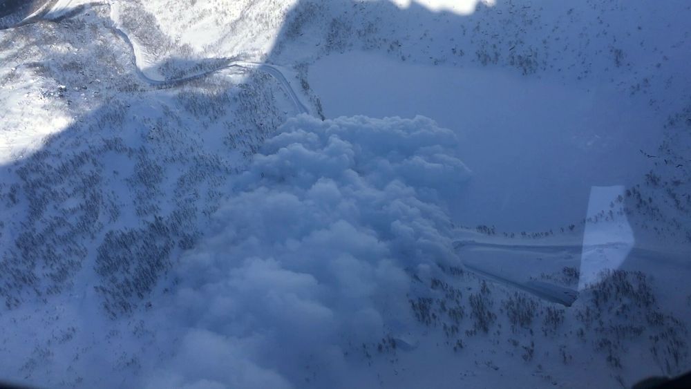 Dette snøskredet ved Skalandtunnelen vinteren 2019/20 er sprengt ut. Ingeniørgeolog og skredsakkyndig Andreas Persson i fylket har tatt bildet fra helikopter. 