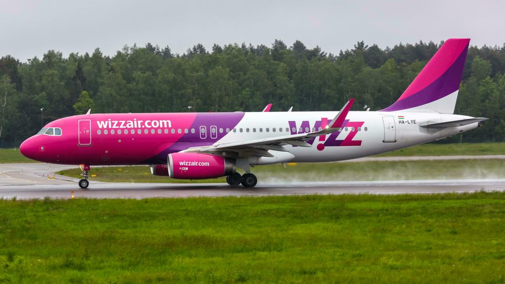Et Airbus A320 som tilhører Wizz Air. Det var samme type fly mekanikeren reparerte med promille.