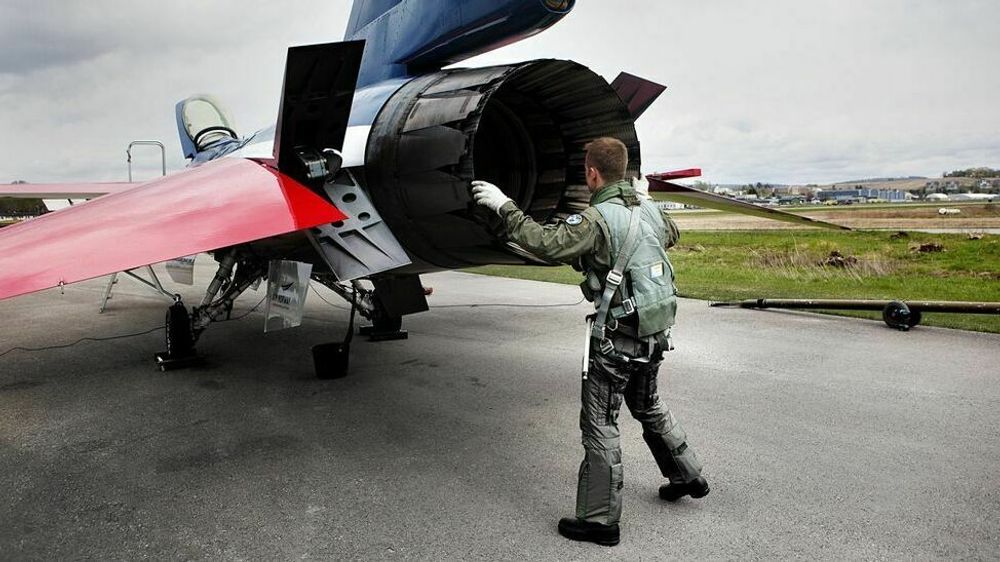 Testflyger Eskil Amdal undersøker F-16-flyet som ble flittig brukt i Luftforsvarets jubileumsår 2012. Dekoren var inspirert av kokarden («roundel») til Luftforsvaret, med vinger og stabilisatorer i rødt og skroget i blått og hvitt. Undersiden var malt i sølvfarge for å peke tilbake på de første norske jetjagerne.