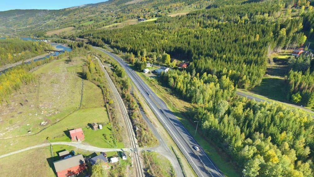 Erling Rolstad skal blant annet rive hus, montere viltgjerde, hogge skog og utføre arbeider langs jernbanen.