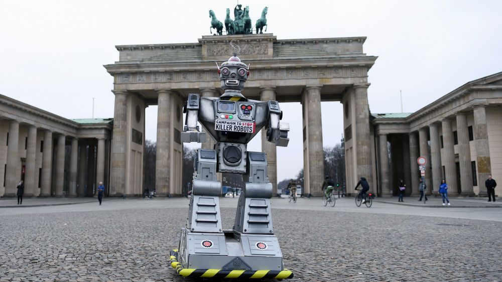 USA må holde seg utenfor en avtale om å forby utvikling av automatiske våpen kontrollert av kunstig intelligens (AI), mener en ekspertgruppe i landet. Bildet er fra en inernasjonal demontrasjon mot autonome våpen, fra Campaign to Stop Killer Robots, ved Brandenburger Tor in Berlin i mai 2019.