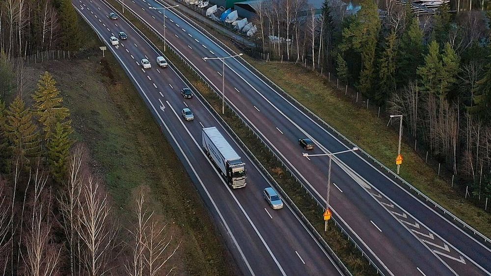 Latebiler som bruker selvkjørende teknologi skal testes ut på Europavei 4 i Sverige. 