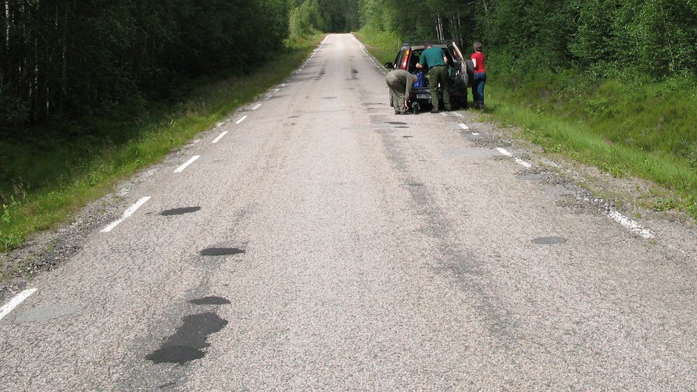 Bil har punktert på øde landevei på Finnskogen. Himmel. Bil. Asfalt. Lang vei. Punktering. Perspektiv.Foto: Svein Aage Nilsen / Scanpix