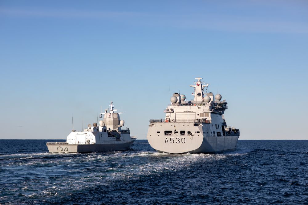 KNM Maud gjennomførte den første operative RAS-operasjonen med KNM Fridtjof Nansen tirsdag ettermiddag.