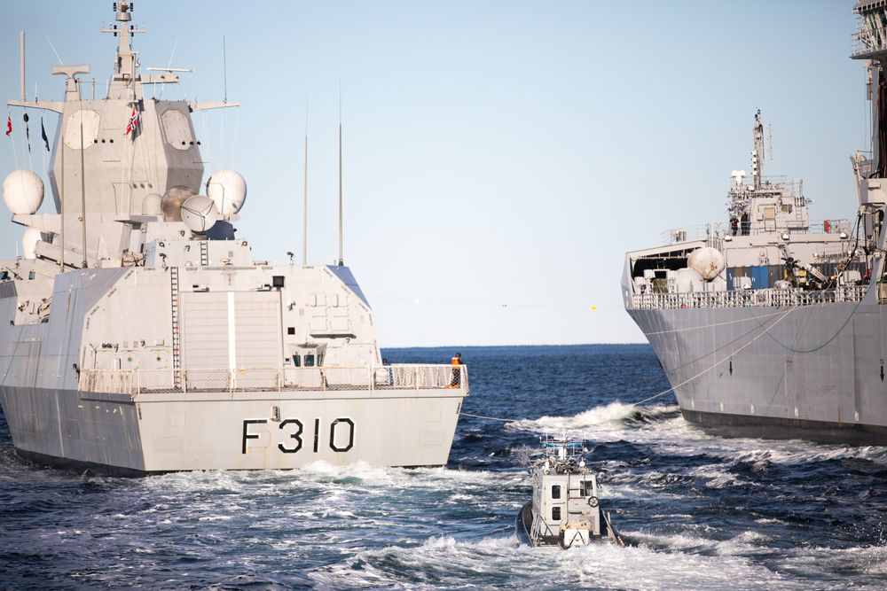 KNM Maud gjennomførte den første operative RAS-operasjonen med KNM Fridtjof Nansen tirsdag ettermiddag.