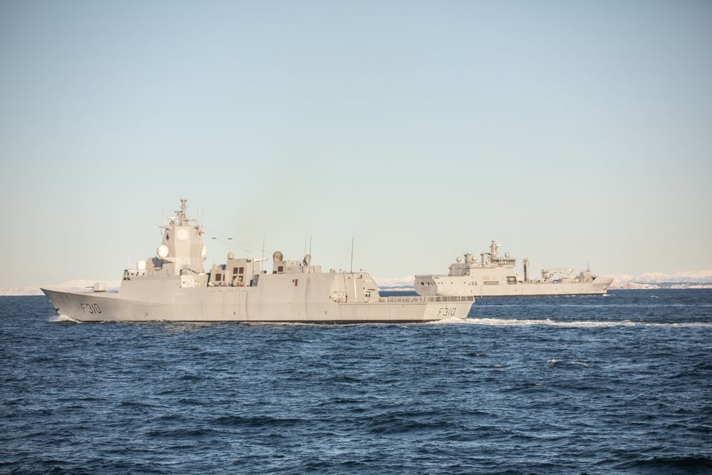 KNM Maud gjennomførte den første operative RAS-operasjonen med KNM Fridtjof Nansen tirsdag ettermiddag.