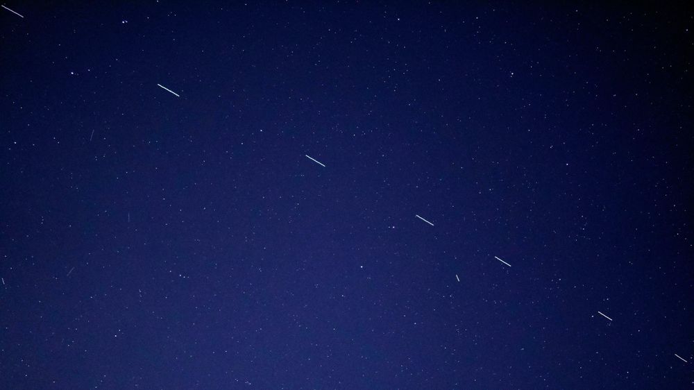 Starlink-satellitter på nattehimmelen.