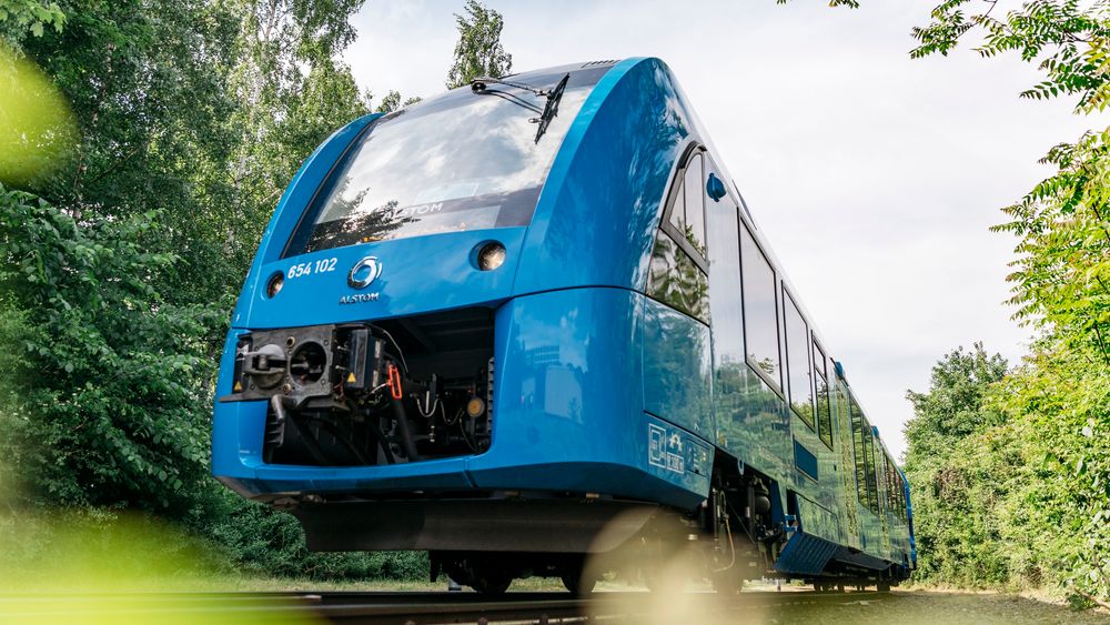 Etter at Alstom lanserte hydrogentoget Coradia Ilint på en tranportmesse i Berlin i 2016 har interessen for drivstoffet vokst. Særlig godstransport på Nordlandsbanen er godt egnet for bruk av grønn hydrogen, mener forfatterne.