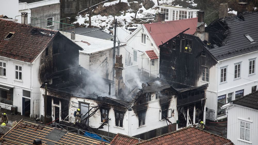 Det brøt ut brann i trehusbebyggelsen i sørlandsbyen Risør natt til onsdag. Kun tre hus gikk tapt, noe som kan skyldes at kommunene er blitt flinkere til å ta vare på de verdifulle trehusene, mener Riksantikvaren.