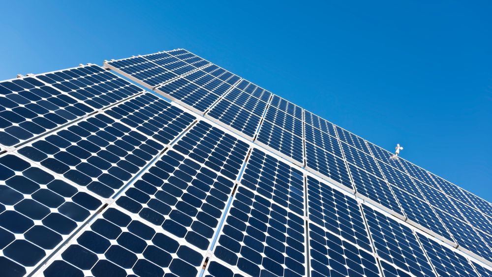 Det internasjonale energibyrået har i alle år undervurdert veksten i fornybar energi, men selv de spår at solceller vil stå for en firedel av verdens installerte kapasitet innen 2040 med dagens politikk, skriver forfatterne.