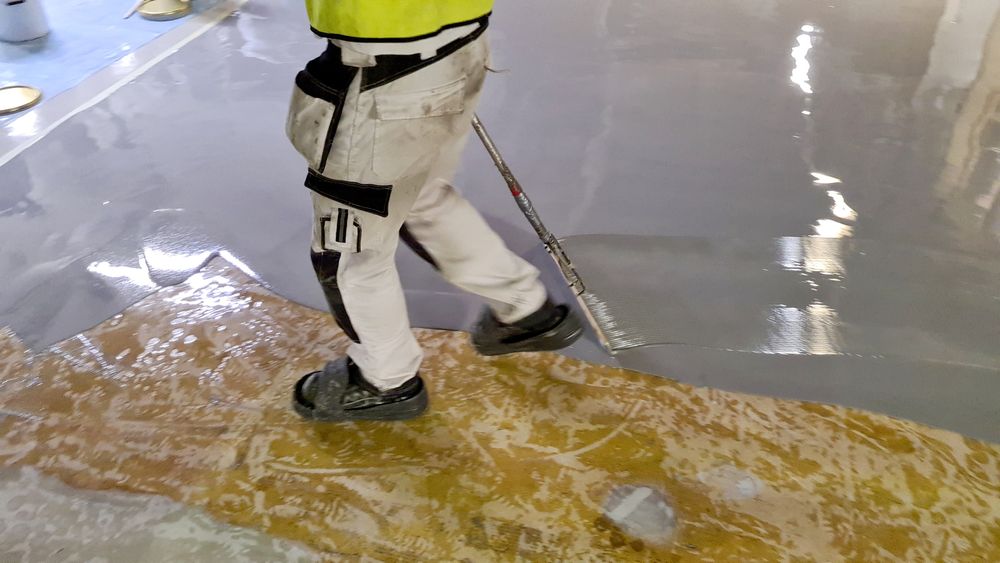 Tiksotropi: Bildet viser legging av epoksy med trefibre – en metode for å redusere bruken av plastmasse i belegg til golv som skal tåle ekstreme belastninger.