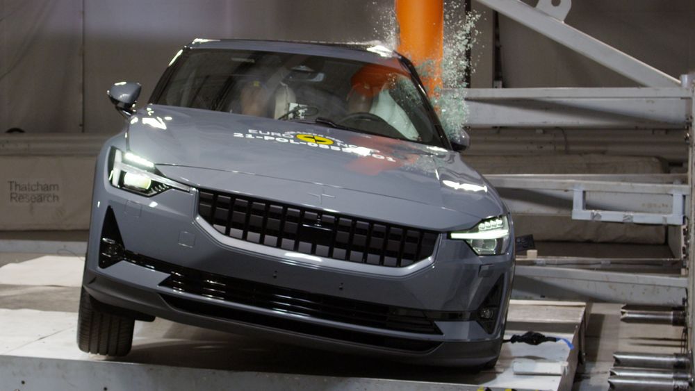 Sidebarrierekollisjon med Polestar 2.