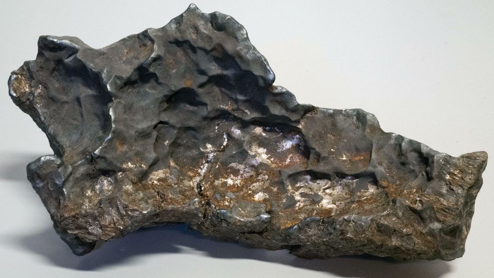 Ådalen-meteoritten er nå navnet på den 14 kilo tunge jernklumpen, som var et fragment fra en ni-tonns meteoritt som overrasket innbyggerne i de nordiske landene i november.