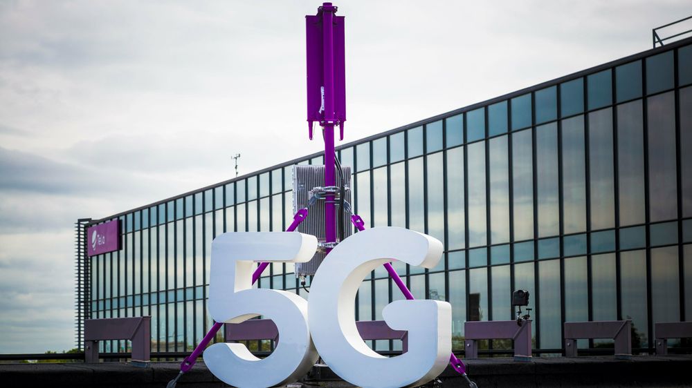 Mobiloperatørene vil måtte skaffe bransjekunnskap for å kunne høste fordelene med å kunne dele opp de fysiske 5G-nettene i virtuelle skiver til ulike formål. Her illustrert ved Telia Danmarks første 5G-antenne.