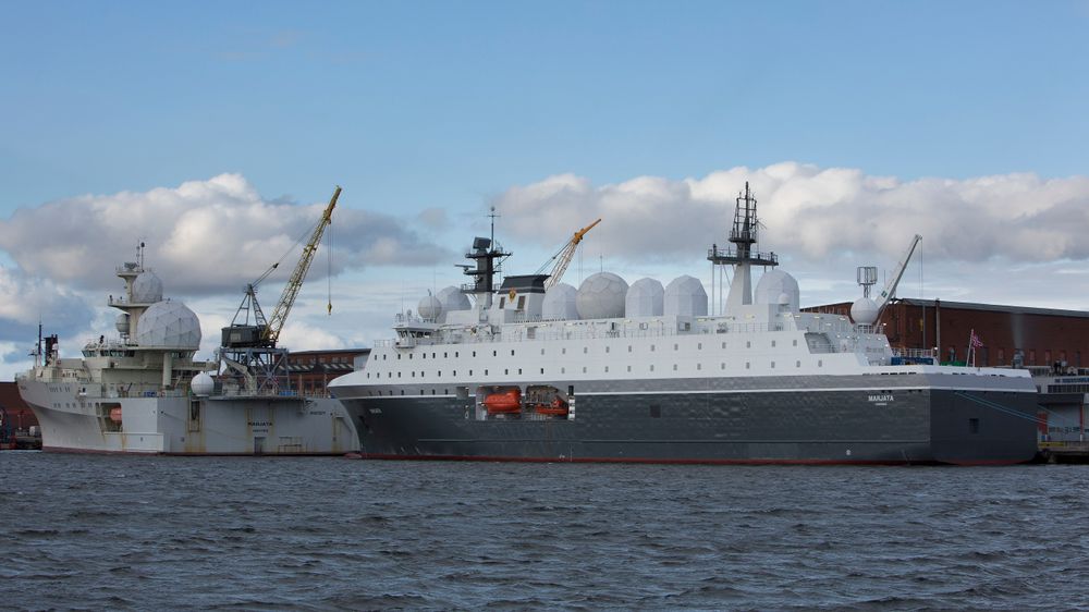 Forsvarets nye etterretningsskip Marjata (til høyre) er blant skipene som vedikeholdes av Bergen Engines.