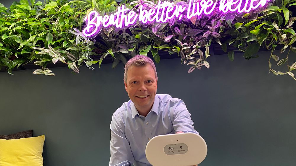 Børsnotert og med nytt produkt: Airthingssjef Øyvind Birkenes viser fram selskapets mest avanserte sensor til nå. Den skal leveres fra juni.
