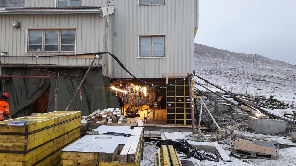 At bygg står på stylter, hevet noe over bakken, er vanlig på Svalbard. Det har bidratt til å gjøre reparasjonsarbeiene noe enklere enn de ellers ville vært.