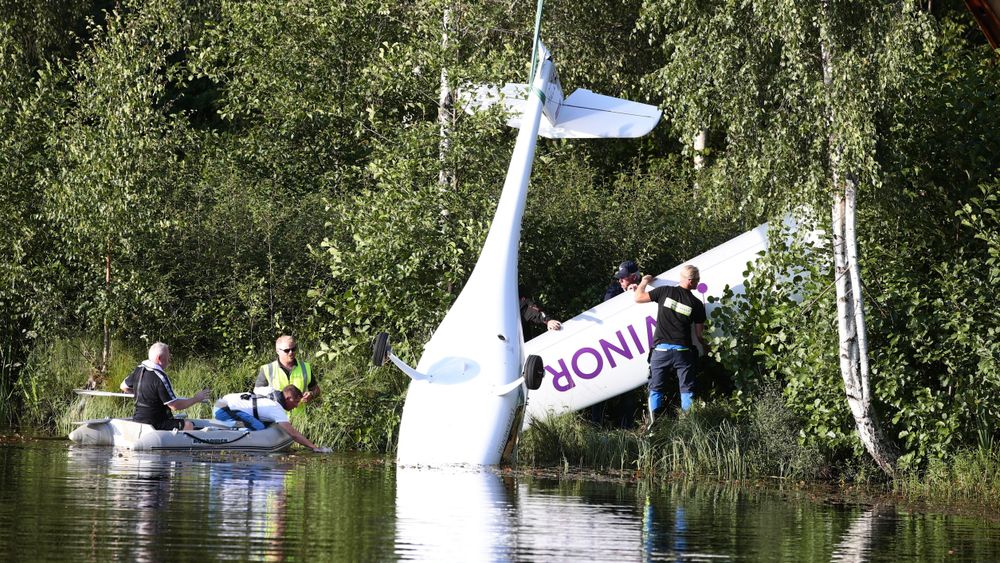 Avinors elfly heises opp fra vannet etter nødlandingen 14. august 2019.